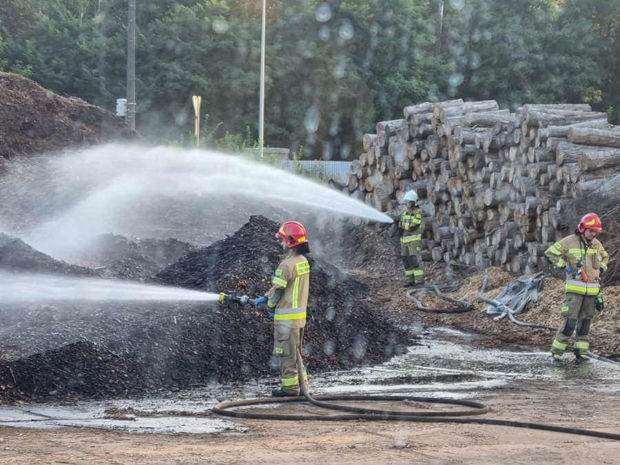 12 godzin walczyli z pożarem biomasy na 8-metrowej hałdzie