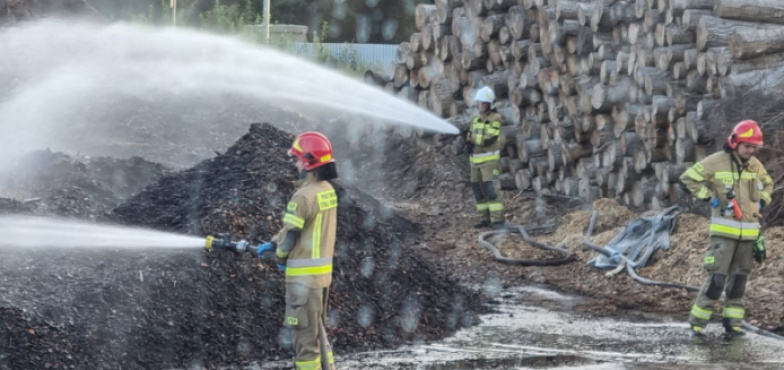 12 godzin walczyli z pożarem biomasy na 8-metrowej hałdzie