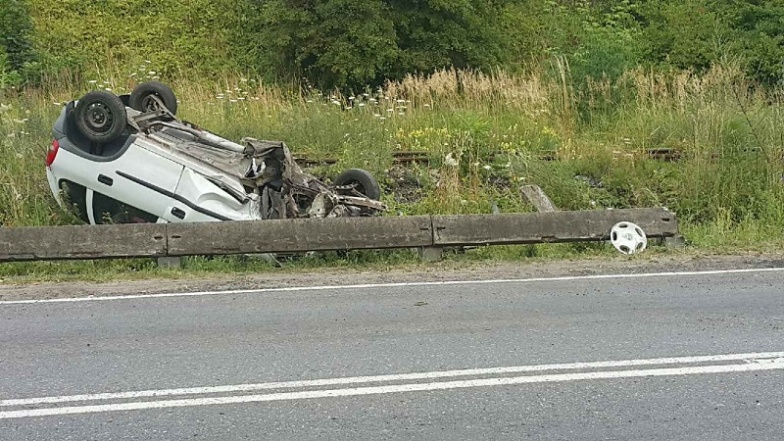 Dachował opel. Jedna osoba poszkodowana