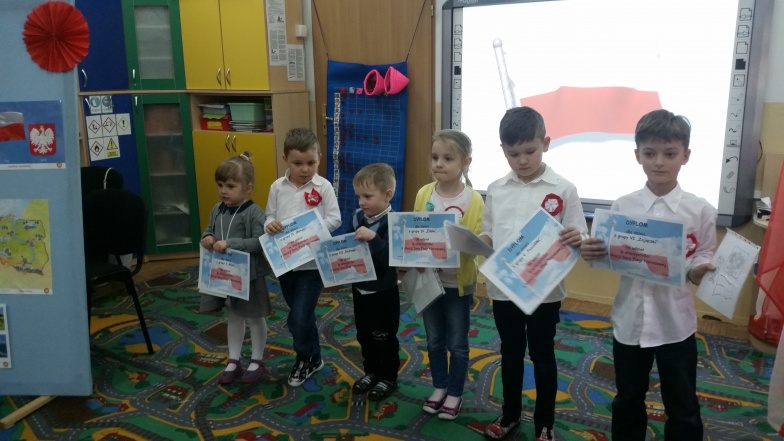 Dzieci namalowały flagę Polski