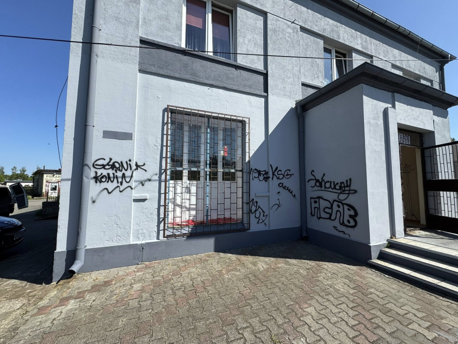 Zniszczona elewacja, która niedawno była odnowiona. Druhowie szukają sprawcy 