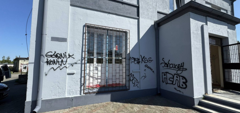 Zniszczona elewacja, która niedawno była odnowiona. Druhowie szukają sprawcy 