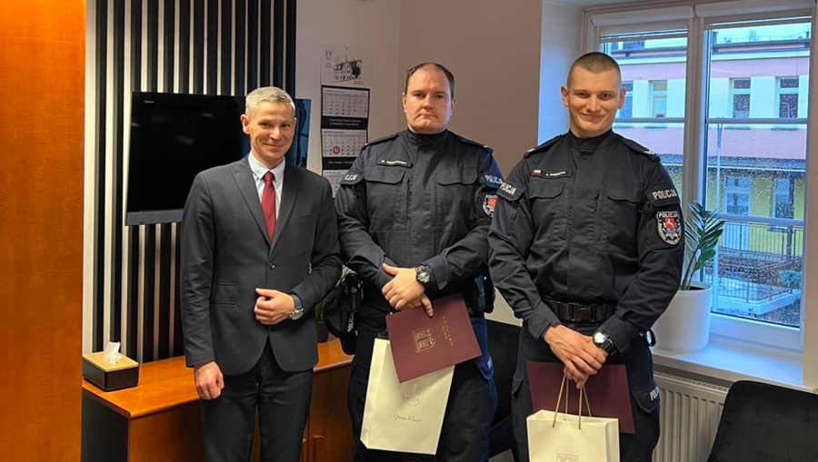 Eskortowali rodzącą mieszkankę. Policjantom podziękował burmistrz 