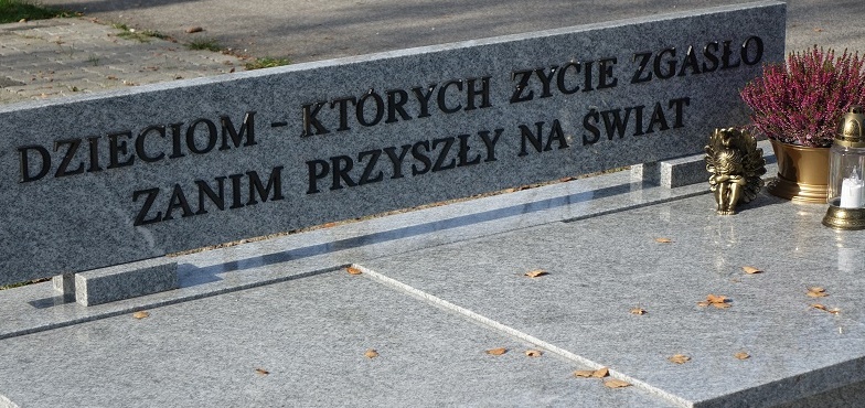 Pomnik dzieci martwo urodzonych stanął na cmentarzu komunalnym