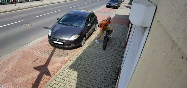 Odjechał nie swoim rowerem. Policja szuka złodzieja z tatuażem na prawej łydce i na szyi 
