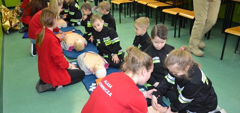 Potrafią wezwać i udzielić pomocy. „Mali strażacy” na szkoleniu w Koperniku 