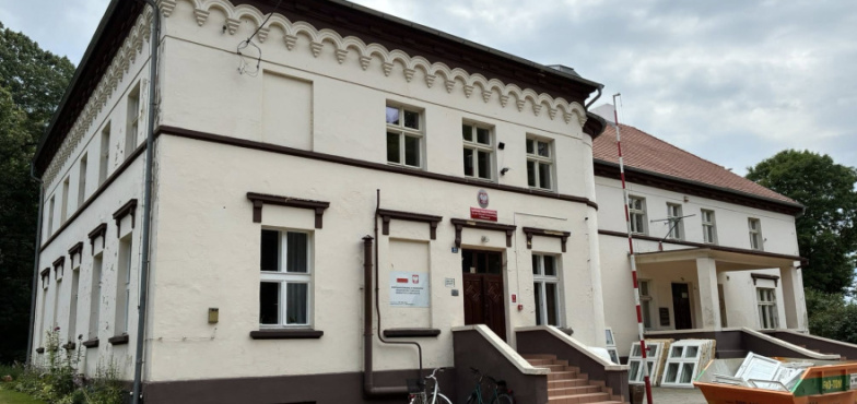 Małymi krokami przywracają szkole dawny blask. Wakacje to czas remontów
