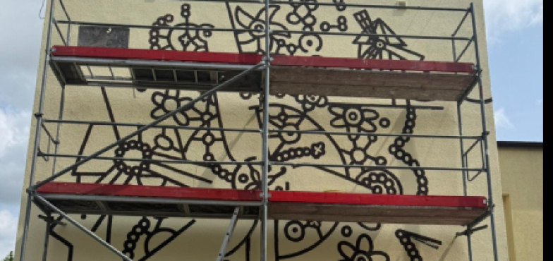 Powstaje mural na ścianie budynku przy ulicy Strażackiej 