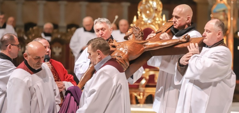 „Krzyż nie kończy się na męce. Adoracja oznacza zachwyt, uwielbienie Boga”