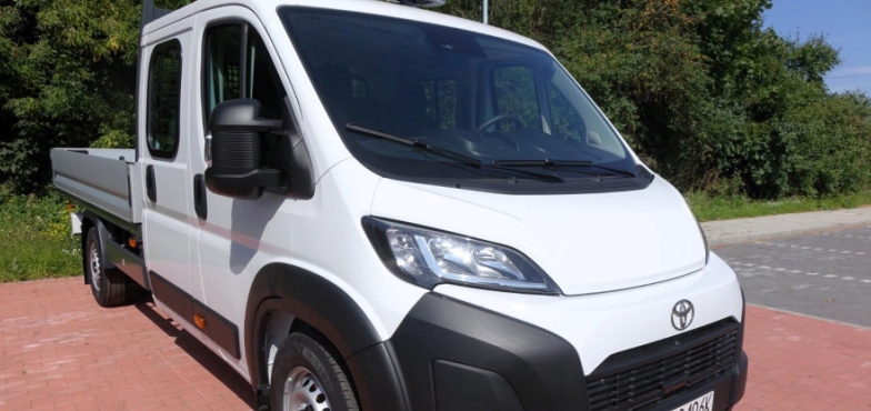 Toyota zastąpiła fiata. Nowe auto do prac w terenie