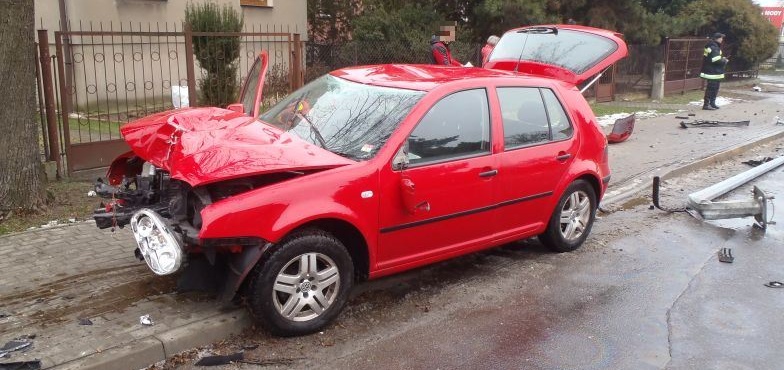Uderzyła czołowo w przydrożną lampę. Kierująca trafiła do szpitala 