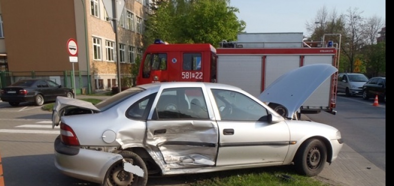 Groźny wypadek na skrzyżowaniu w Słupcy. Zderzyły się dwie osobówki