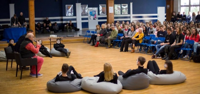 Z okazji Międzynarodowego Dnia Teatru wyjątkowy gość. Kto odwiedził licealistów?