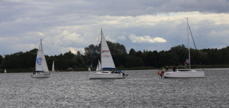 Wyniki regat, siatkówka plażowa i sukces zawodnika KLTC – flesz sportowy