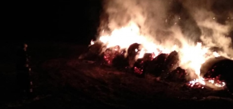 Strażacy gasili pożar stogu. Prawdopodobne podpalenie