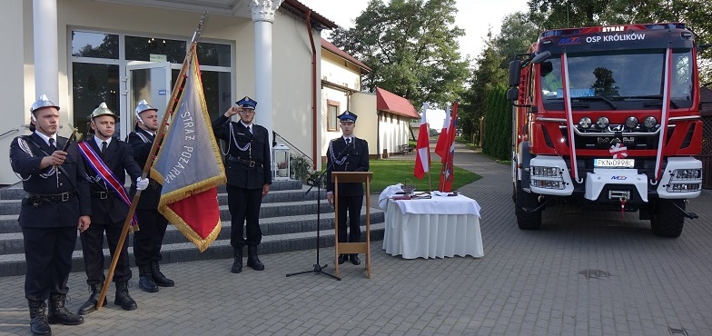 OSP Królików z nowym wozem bojowym. Został uroczyście przekazany druhom