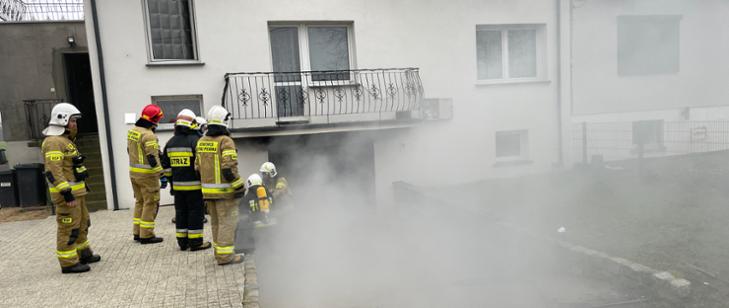 Strażacy walczyli z pożarem garażu