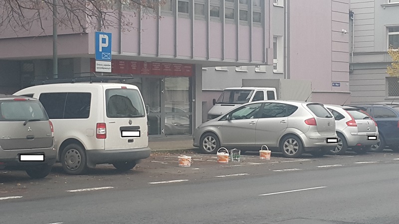 Malowanie w urzędzie wojewódzkim? Pojemniki na farbę przed budynkiem