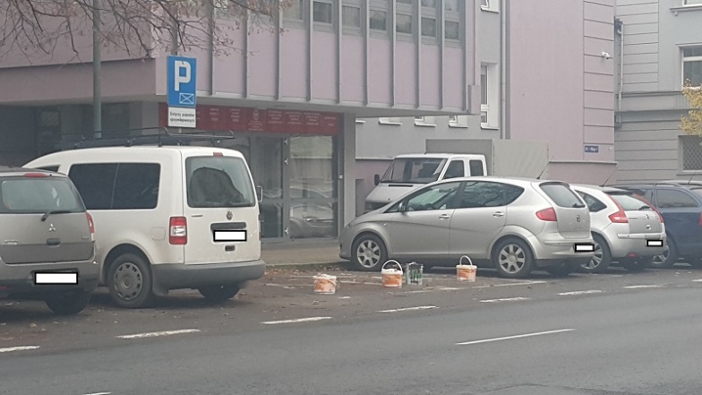 Malowanie w urzędzie wojewódzkim? Pojemniki na farbę przed budynkiem