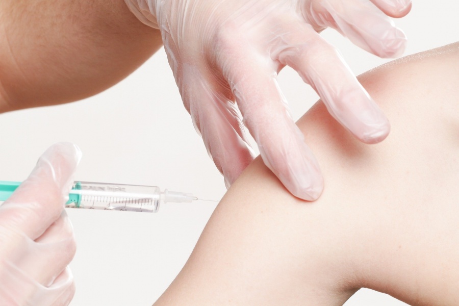 Akcja szczepień zwalnia tempo. W tym tygodniu do szpitala dotrze tylko 90 szczepionek