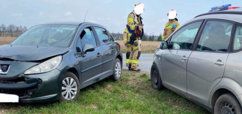 Kolizja osobówek na drodze krajowej