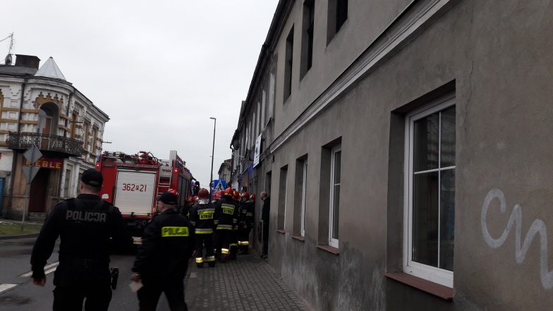 Pożar kamienicy. Dwie osoby ewakuowane
