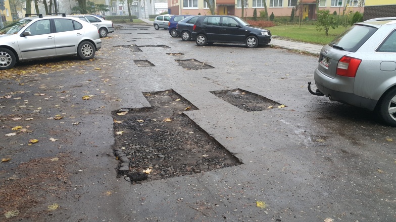 Parking wygląda jak szwajcarski ser. Drogowcy nie naprawią, bo pada deszcz 