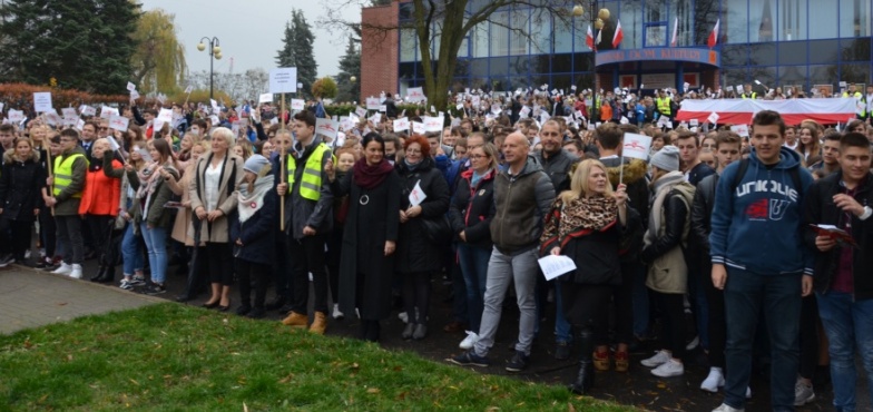 Dokładnie o godz. 11.11 uczniowie zaśpiewali hymn na placu Niepodległości 