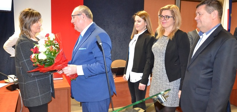 Odwołali skarbniczkę w gminie. Radni i sołtysi pożegnali ją kwiatami