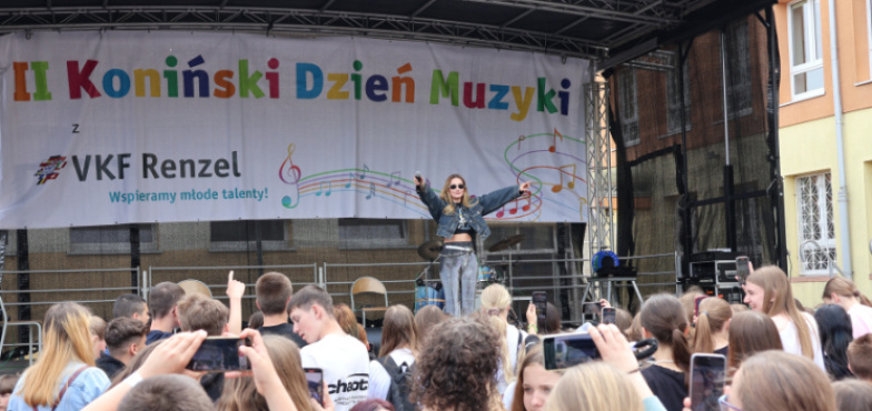 Ewelina Lisowska zaśpiewała z dziećmi. II Koniński Dzień Muzyki w SP4