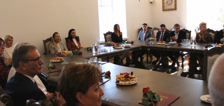 Uroczystość w ratuszu. Nauczyciele odebrali nagrody burmistrza