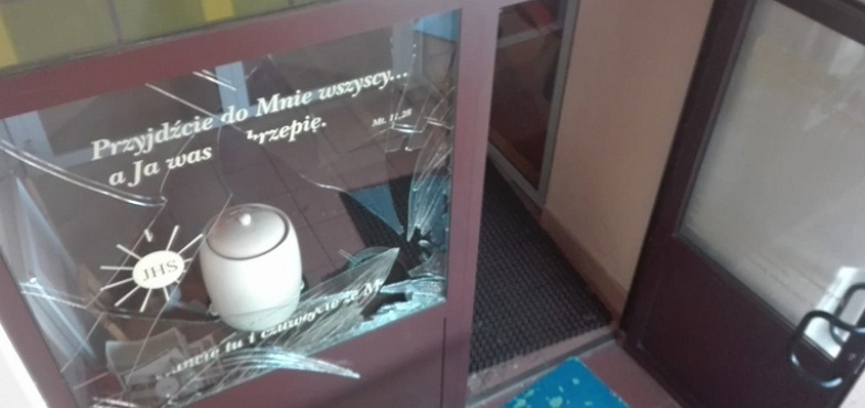 Z ostatniej chwili! Policjanci ustalili kto wybił szybę w kościelnej kaplicy