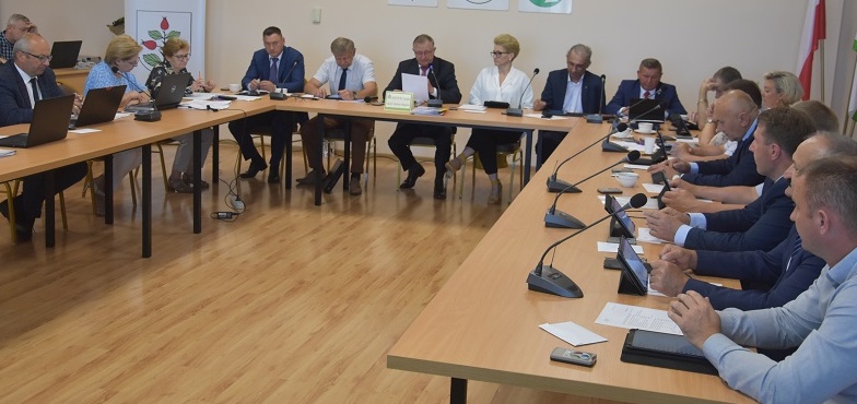 „Jesteśmy w tej chwili być może najbardziej rozkopaną gminą w powiecie”. Wotum i absolutorium dla wójta