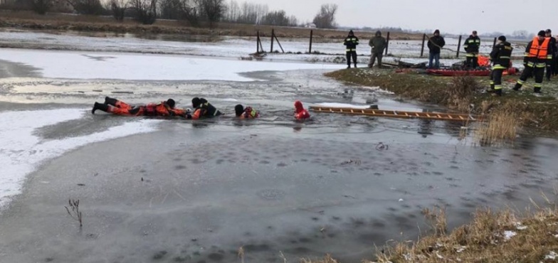 Policjanci i strażacy dla dzieci. Spotkanie nad rzeką