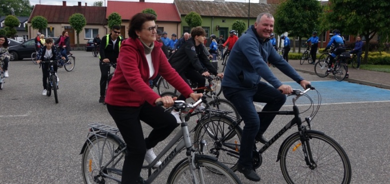 Rozpoczęli sezon rajdów rowerowych. Jechali nowymi ścieżkami i drogami z metą w Dąbroszynie 