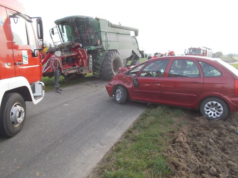 Zderzyła się z kombajnem. Kobieta trafiła do szpitala
