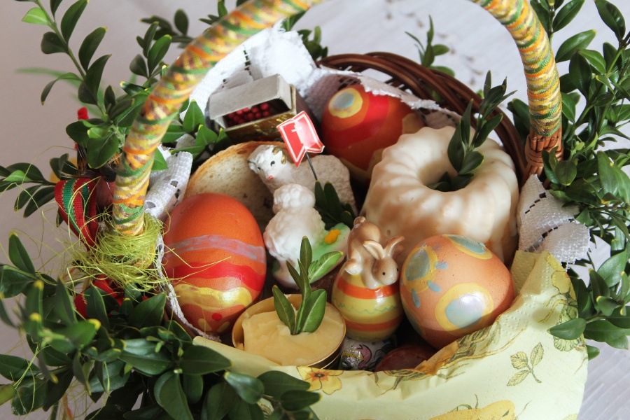 W świątecznym koszyczku najważniejszy jest baranek. Co symbolizują wielkanocne pokarmy?