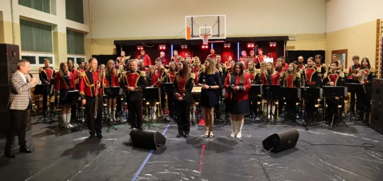 Razem zagrały dwie orkiestry. Koncert kolęd w szkole