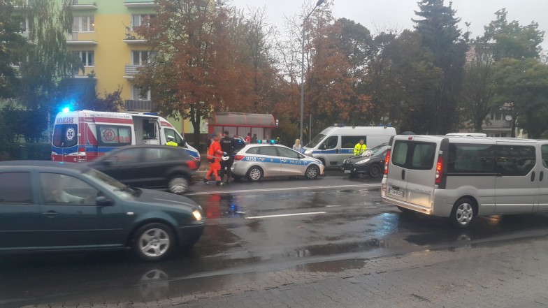 W dwa samochody wjechała ciężarówka. Jedno z aut zostało wepchnięte na pasy i wjechało w pieszą