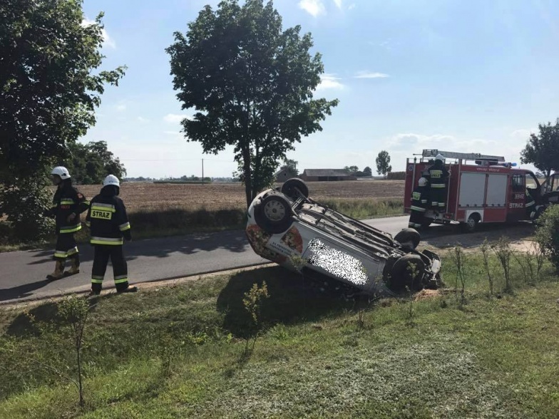 Wypadek w Dębówcu. Samochód dachował w rowie 