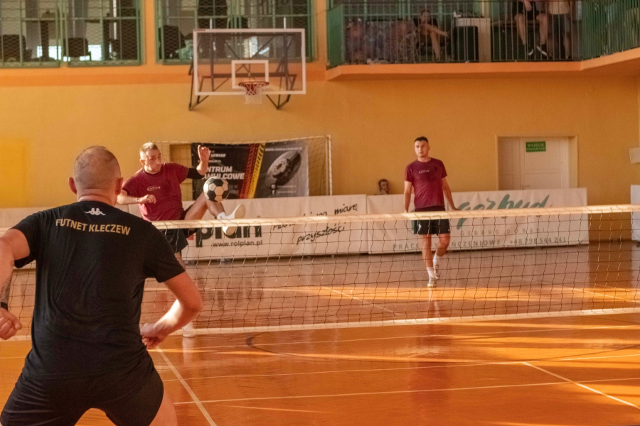 Dziesięć par grało w siatkonogę w Kleczewie. Wystąpili również reprezentanci Polski