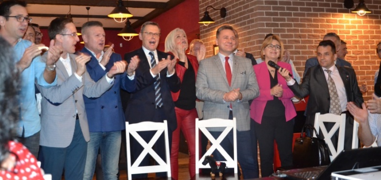Radość w sztabie Piotra Korytkowskiego. Na razie wygrywa w większości lokali wyborczych