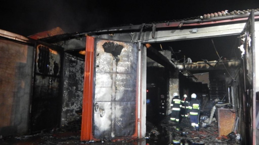 Pożar zagrażał sąsiednim budynkom. Spłonęły chłodnie na owoce i warzywa