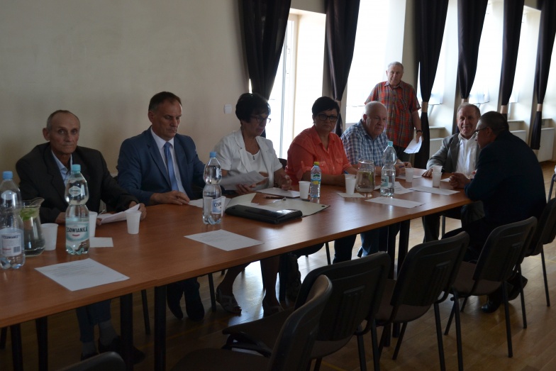 Beczki z niebezpiecznymi substancjami wciąż na otwartym terenie. Trwa sesja nadzwyczajna w Przyjmie