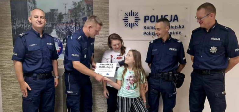 Konińscy policjanci przekazali promesę dla córki swojego kolegi