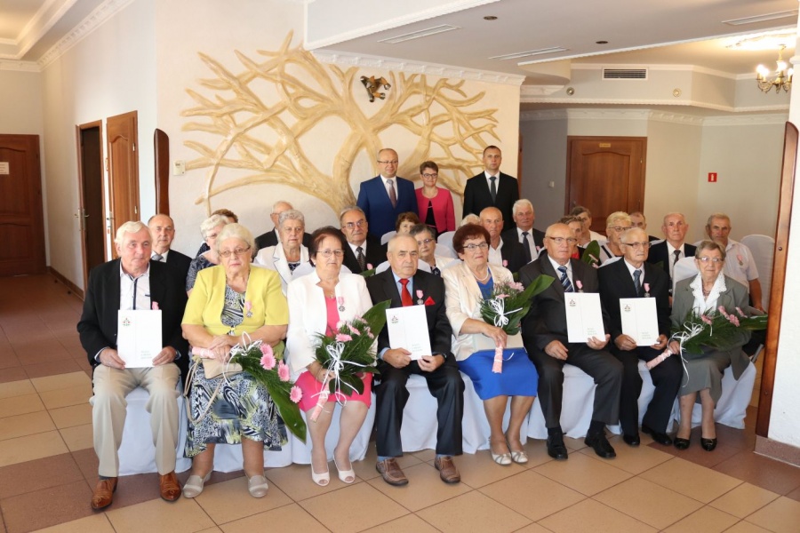 Świętowali 50 lat bycia razem. 14 parom wręczono medale
