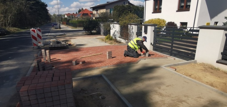 Pracownicy komunalki układają kostkę. Powstaje chodnik na Borowej