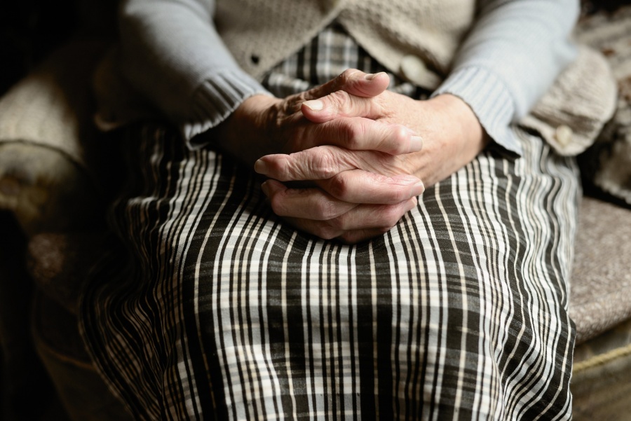 83-latka myślała, że pomaga synowi. Straciła 50 tysięcy złotych 