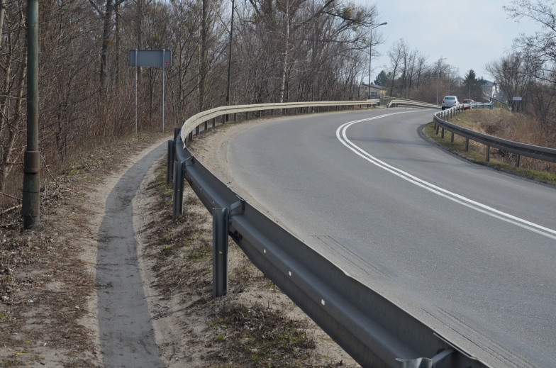 Chodnik kończy się tuż za mostem. Dalej już tylko po piasku