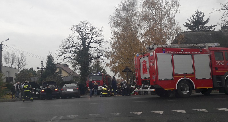 Wypadek w Genowefie z udziałem trzech samochodów. Są osoby poszkodowane 